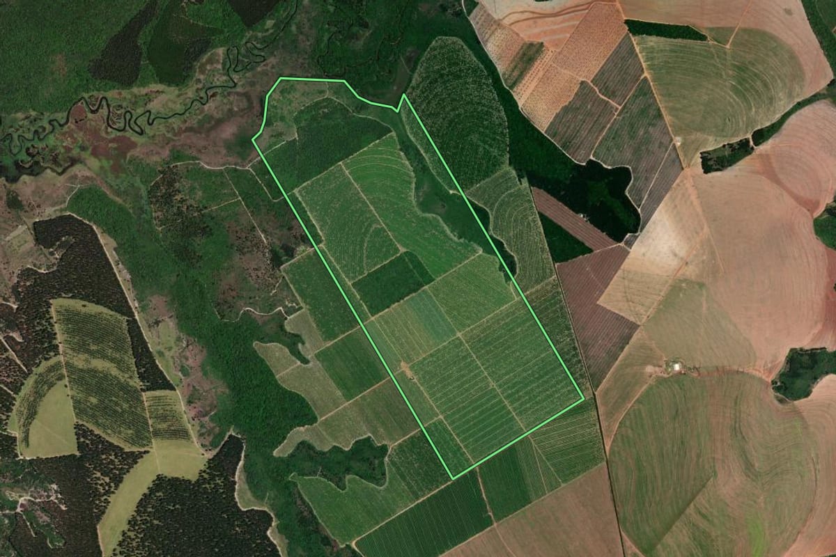 Imagem de satélite do imóvel rural em Angatuba (SP), com o contorno declarado no CAR desenhado por cima.