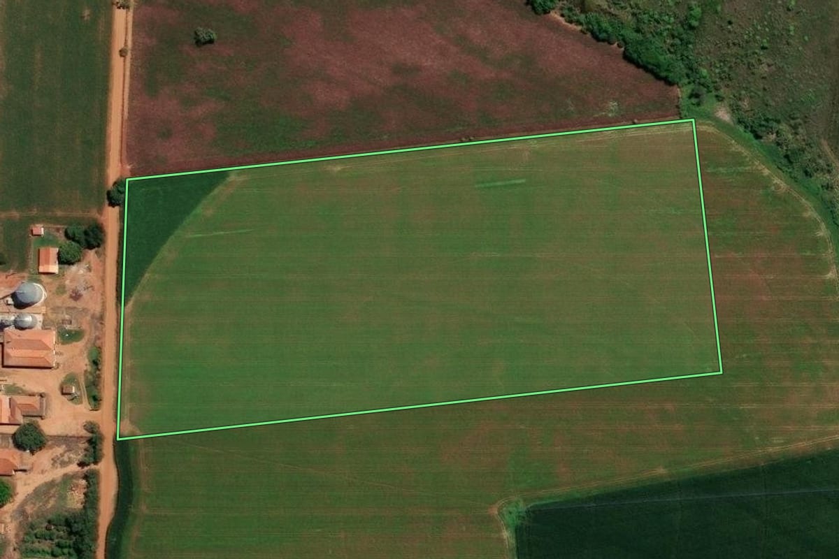 Imagem de satélite do imóvel rural em Angatuba (SP), com o contorno declarado no CAR desenhado por cima.