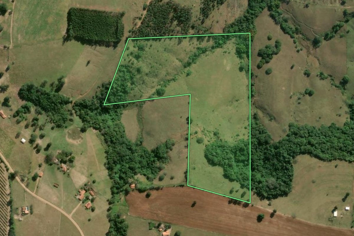 Imagem de satélite do imóvel rural em Angatuba (SP), com o contorno declarado no CAR desenhado por cima.