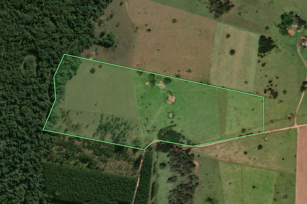 Imagem de satélite do imóvel rural em Angatuba (SP), com o contorno declarado no CAR desenhado por cima.