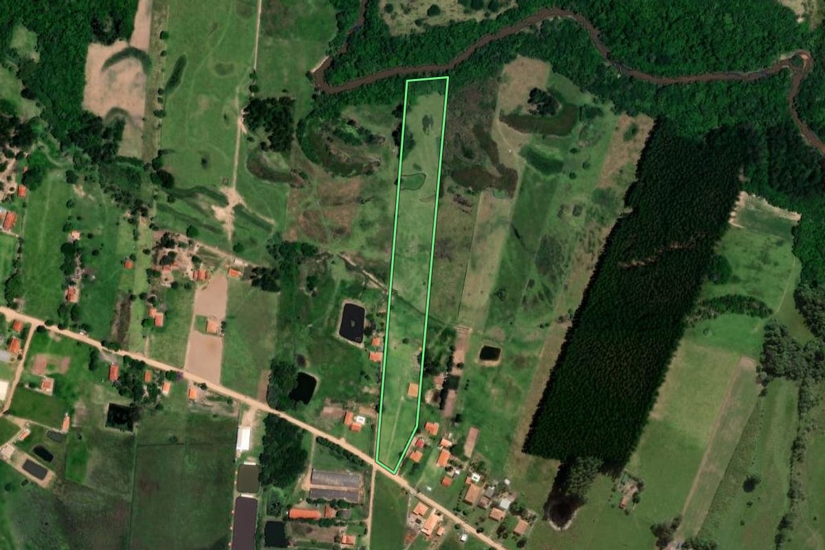 Imagem de satélite do imóvel rural em Angatuba (SP), com o contorno declarado no CAR desenhado por cima.