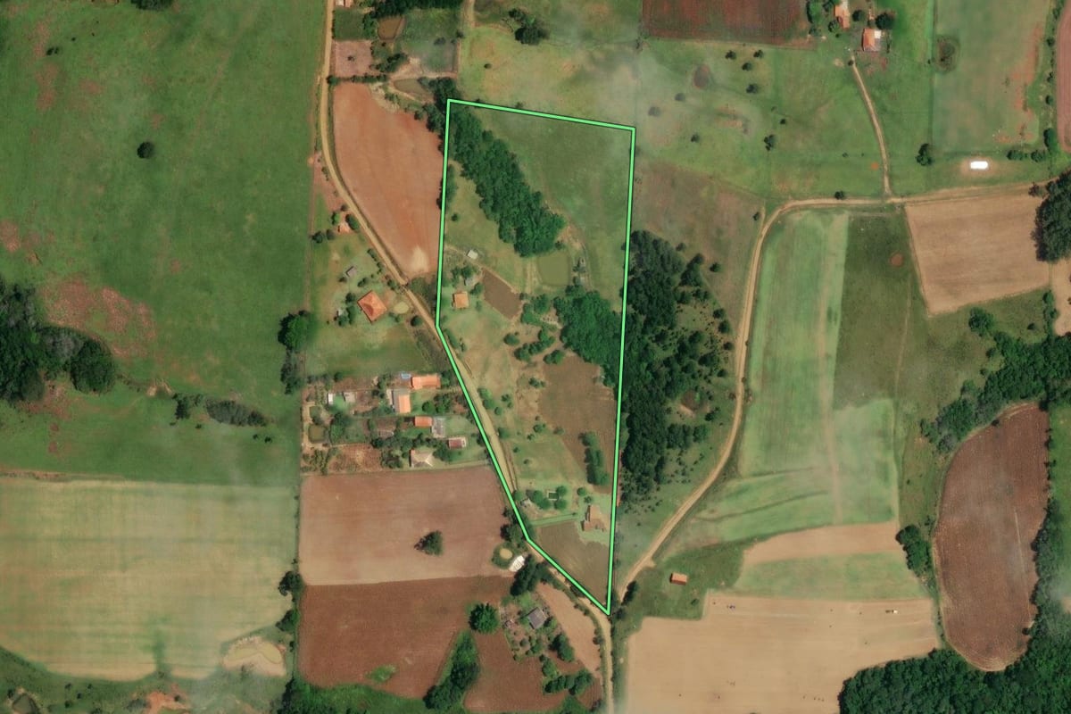 Imagem de satélite do imóvel rural em Angatuba (SP), com o contorno declarado no CAR desenhado por cima.
