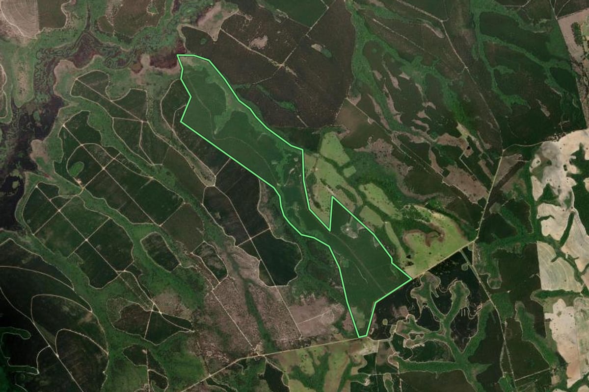 Imagem de satélite do imóvel rural em Angatuba (SP), com o contorno declarado no CAR desenhado por cima.