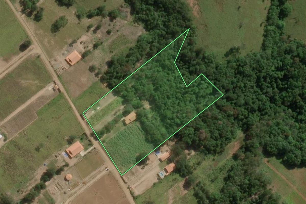 Imagem de satélite do imóvel rural em Angatuba (SP), com o contorno declarado no CAR desenhado por cima.