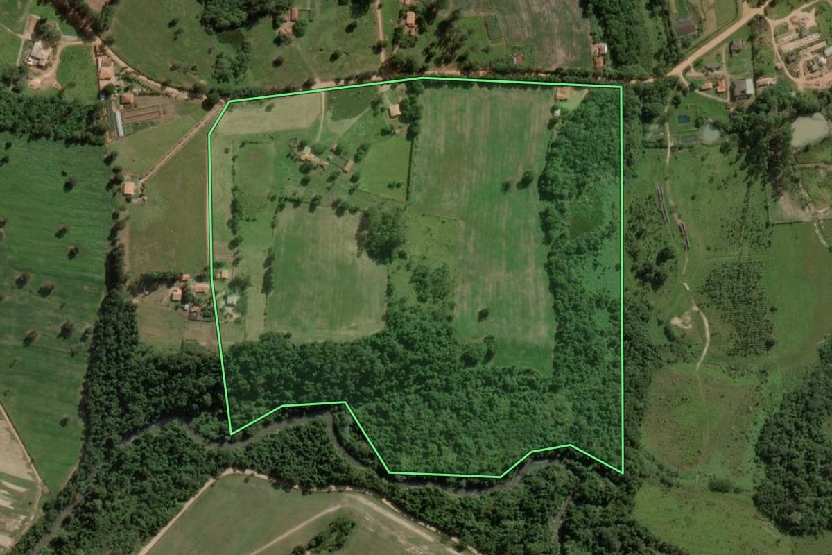Imagem de satélite do imóvel rural em Angatuba (SP), com o contorno declarado no CAR desenhado por cima.