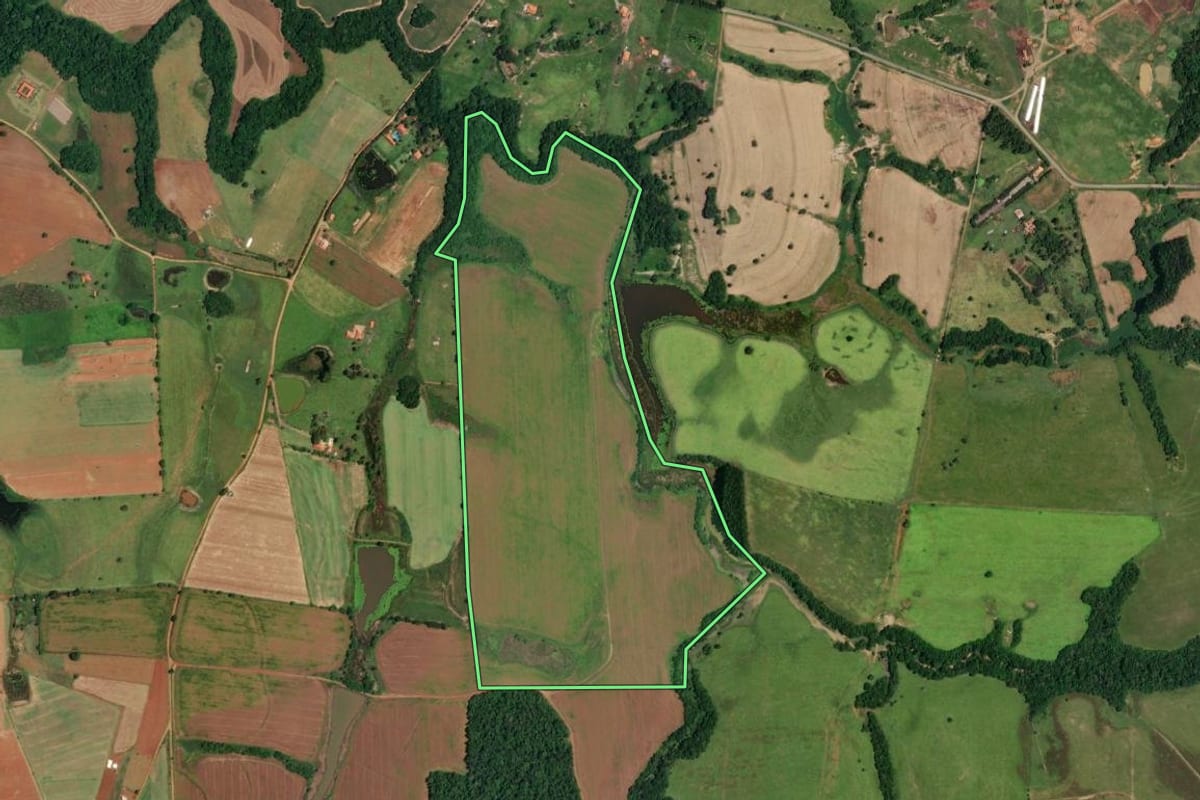 Imagem de satélite do imóvel rural em Angatuba (SP), com o contorno declarado no CAR desenhado por cima.