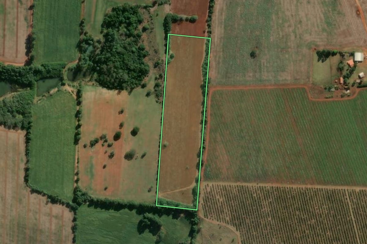 Imagem de satélite do imóvel rural em Angatuba (SP), com o contorno declarado no CAR desenhado por cima.