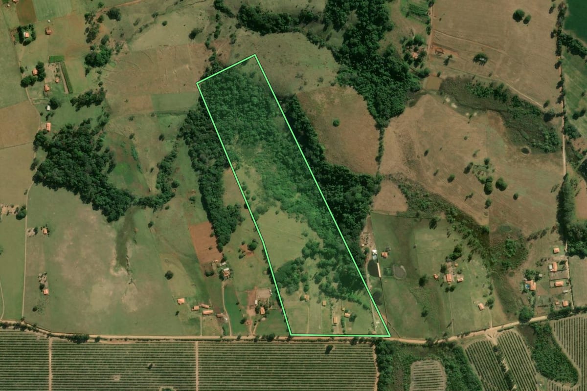 Imagem de satélite do imóvel rural em Angatuba (SP), com o contorno declarado no CAR desenhado por cima.