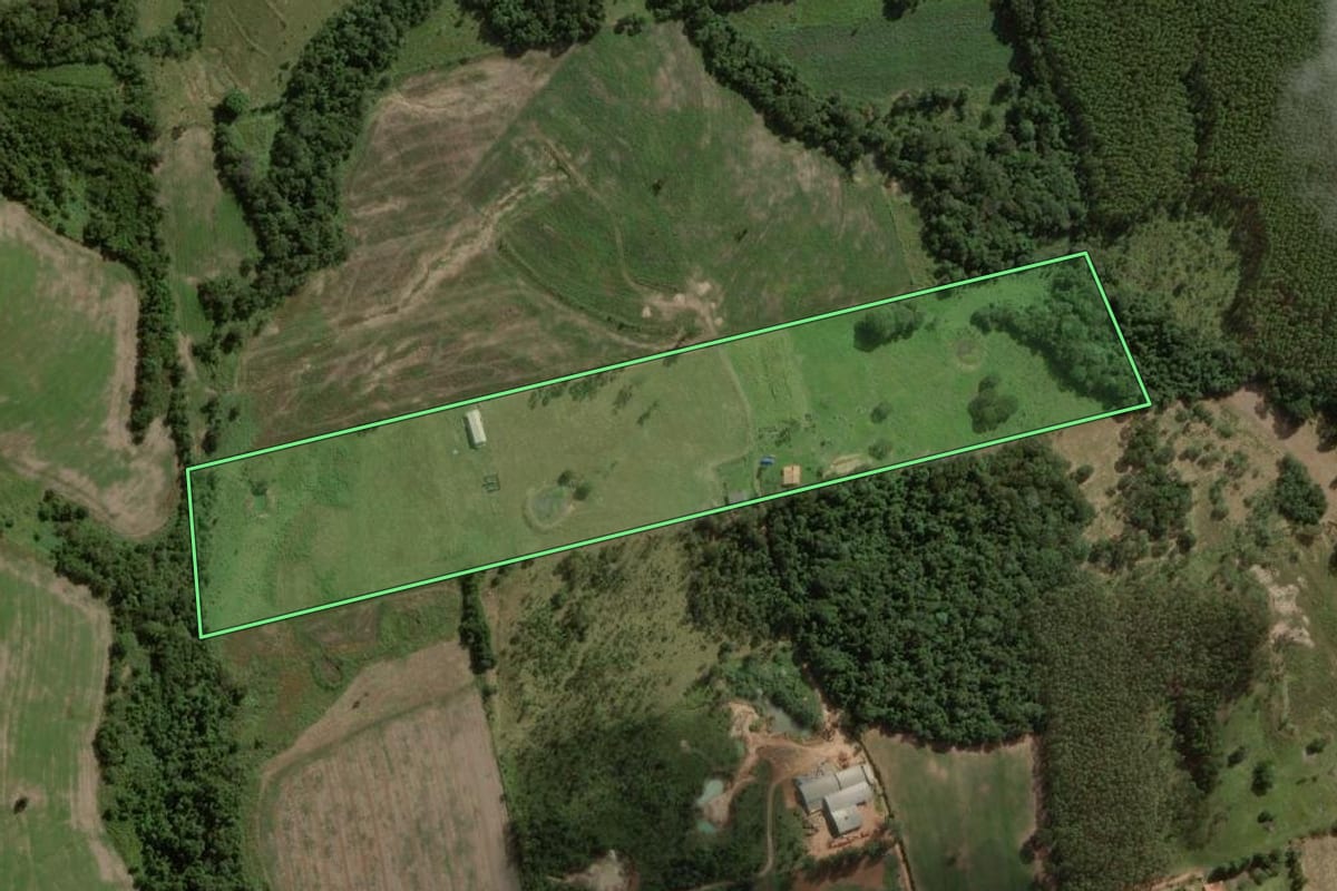 Imagem de satélite do imóvel rural em Angatuba (SP), com o contorno declarado no CAR desenhado por cima.