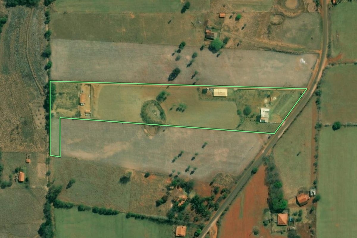 Imagem de satélite do imóvel rural em Angatuba (SP), com o contorno declarado no CAR desenhado por cima.