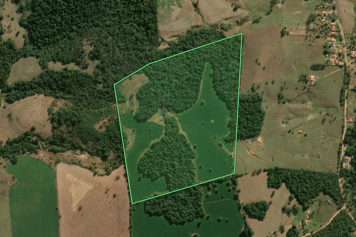 Imagem de satélite do imóvel rural em Angatuba (SP), com o contorno declarado no CAR desenhado por cima.