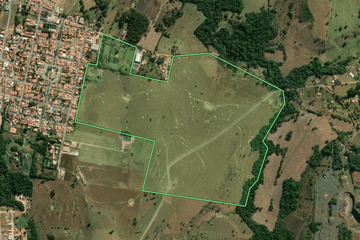 Imagem de satélite do imóvel rural em Angatuba (SP), com o contorno declarado no CAR desenhado por cima.