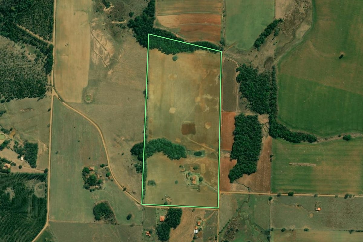 Imagem de satélite do imóvel rural em Angatuba (SP), com o contorno declarado no CAR desenhado por cima.