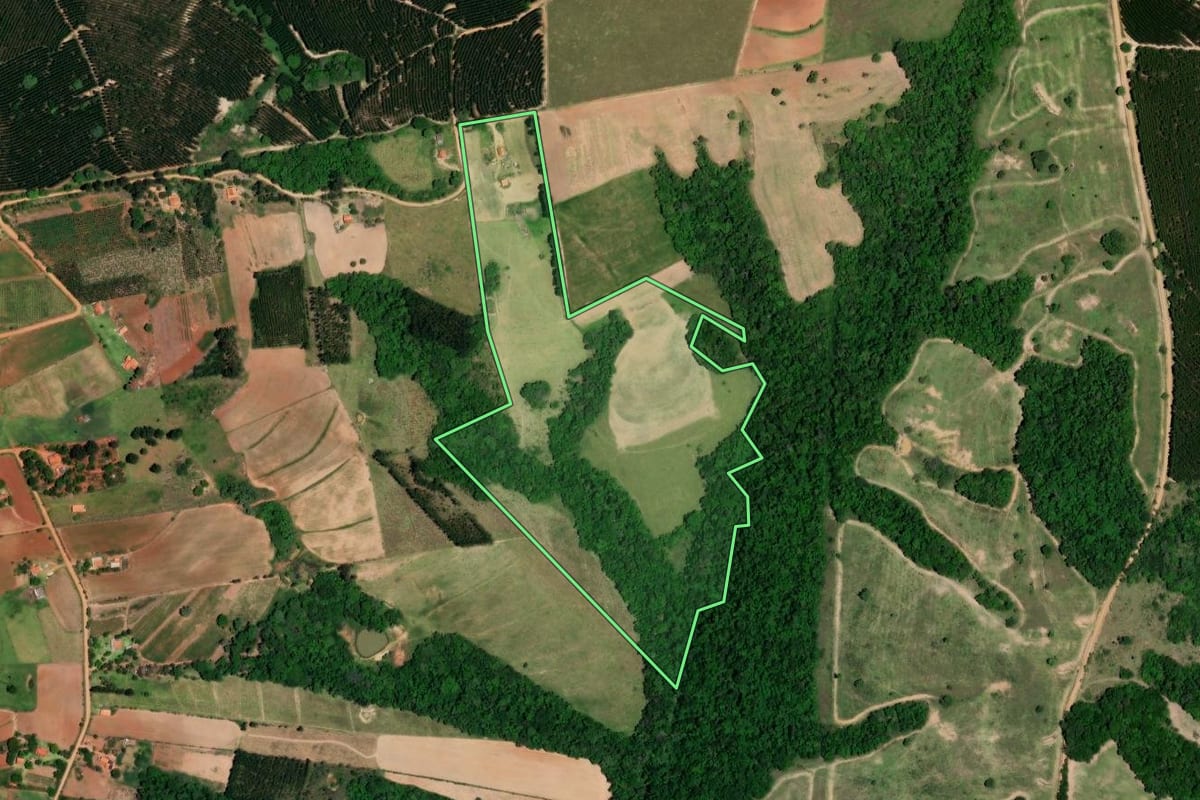 Imagem de satélite do imóvel rural em Angatuba (SP), com o contorno declarado no CAR desenhado por cima.