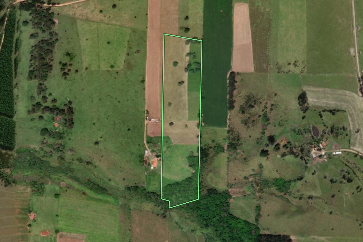 Imagem de satélite do imóvel rural em Angatuba (SP), com o contorno declarado no CAR desenhado por cima.