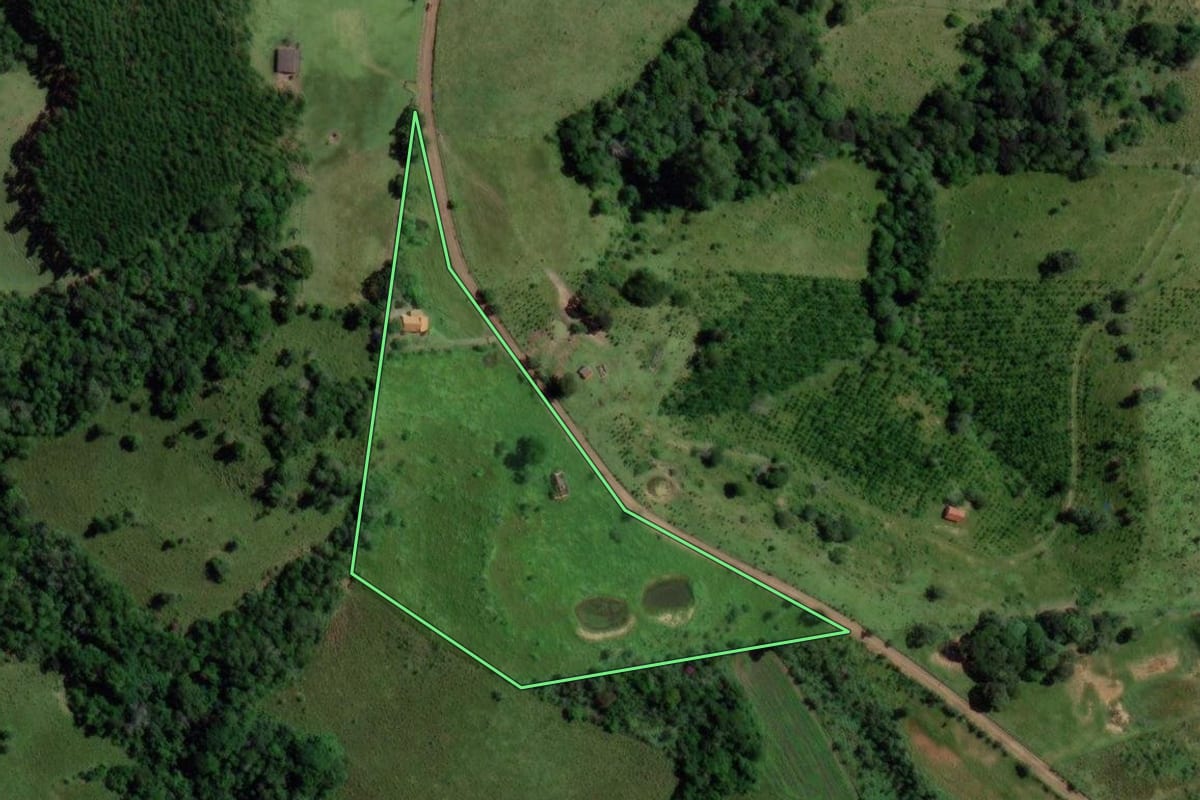 Imagem de satélite do imóvel rural em Angatuba (SP), com o contorno declarado no CAR desenhado por cima.