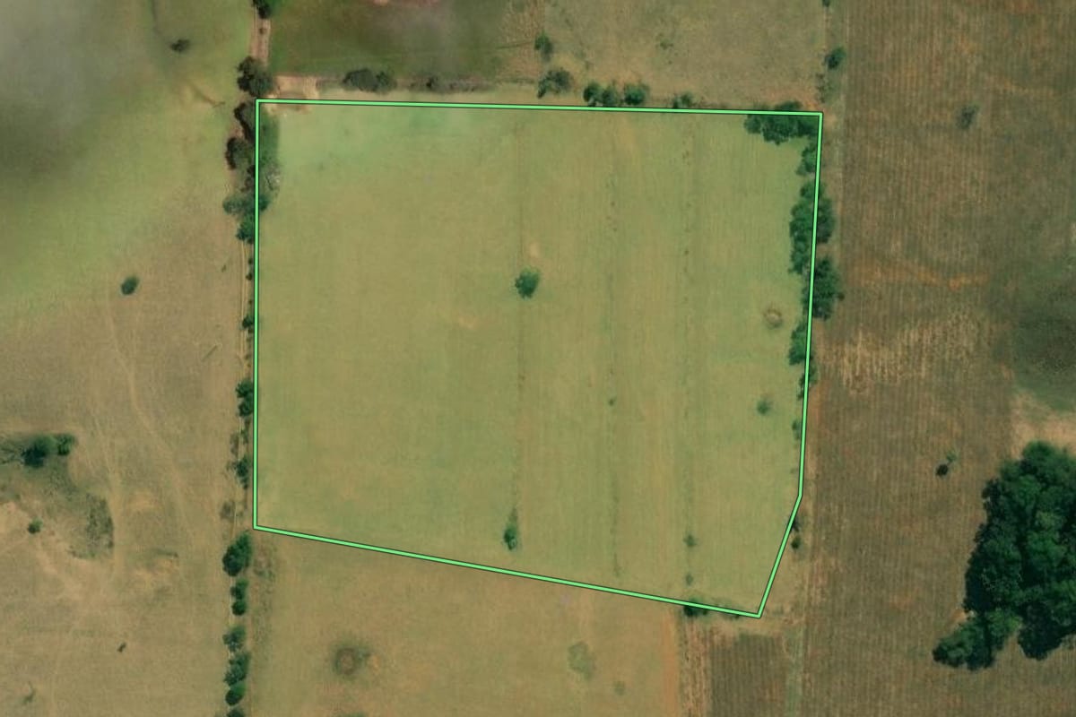 Imagem de satélite do imóvel rural em Angatuba (SP), com o contorno declarado no CAR desenhado por cima.