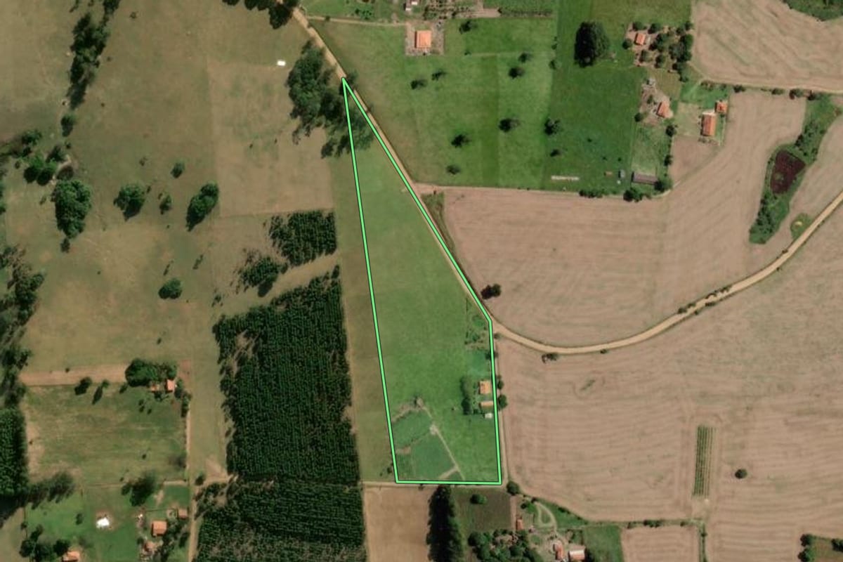 Imagem de satélite do imóvel rural em Angatuba (SP), com o contorno declarado no CAR desenhado por cima.