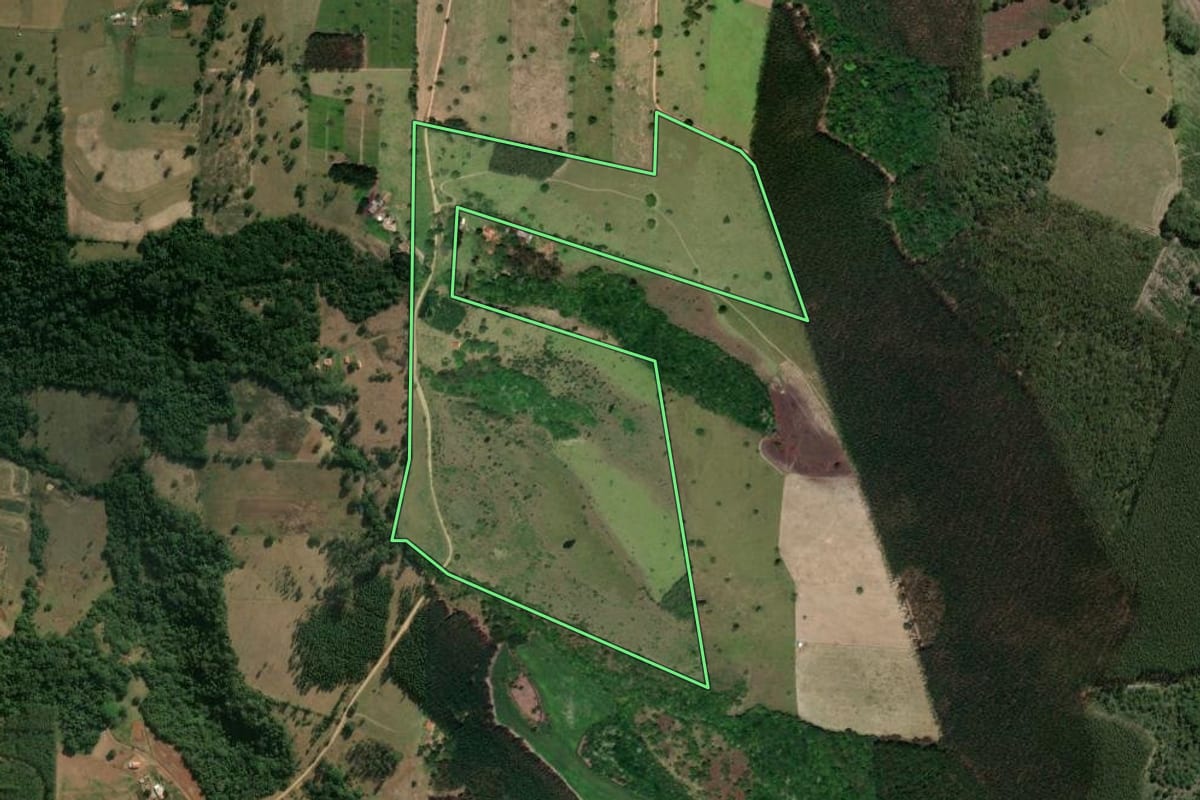 Imagem de satélite do imóvel rural em Angatuba (SP), com o contorno declarado no CAR desenhado por cima.