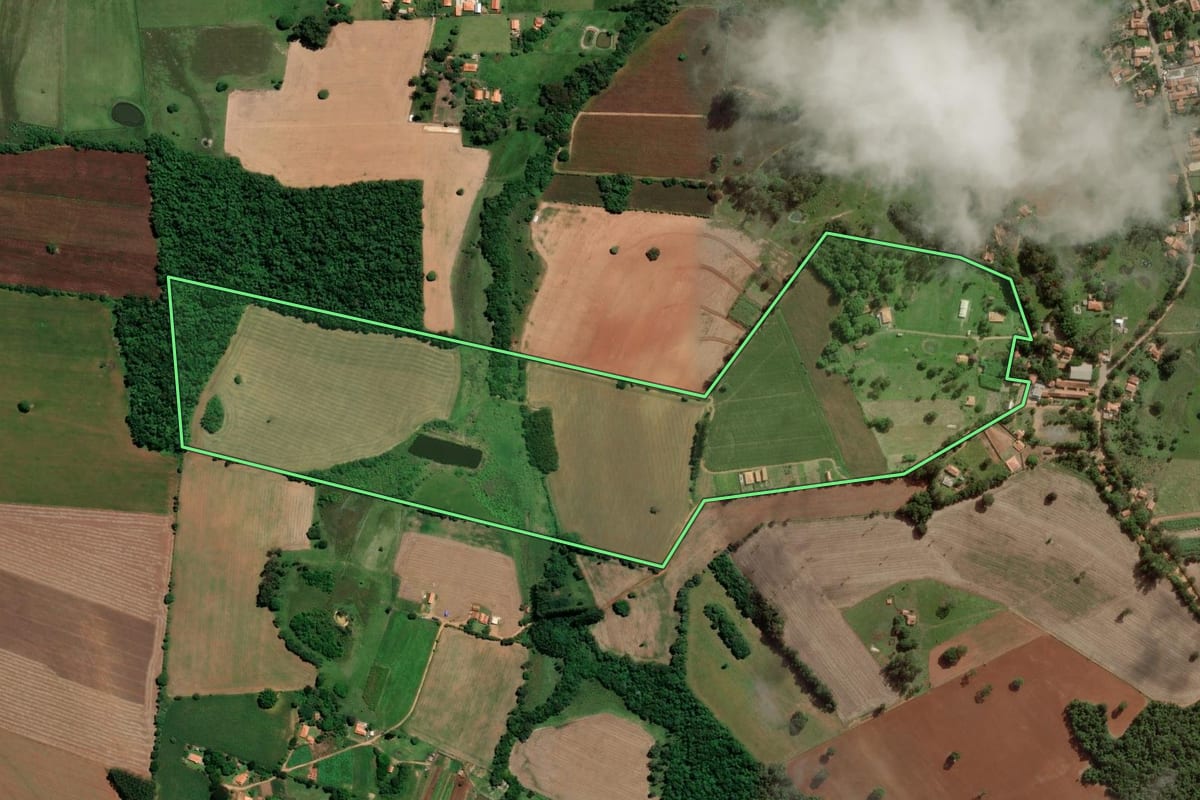 Imagem de satélite do imóvel rural em Angatuba (SP), com o contorno declarado no CAR desenhado por cima.