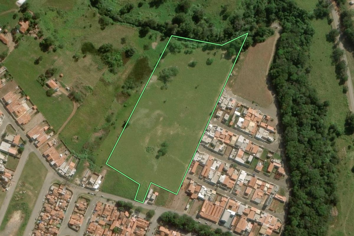 Imagem de satélite do imóvel rural em Angatuba (SP), com o contorno declarado no CAR desenhado por cima.