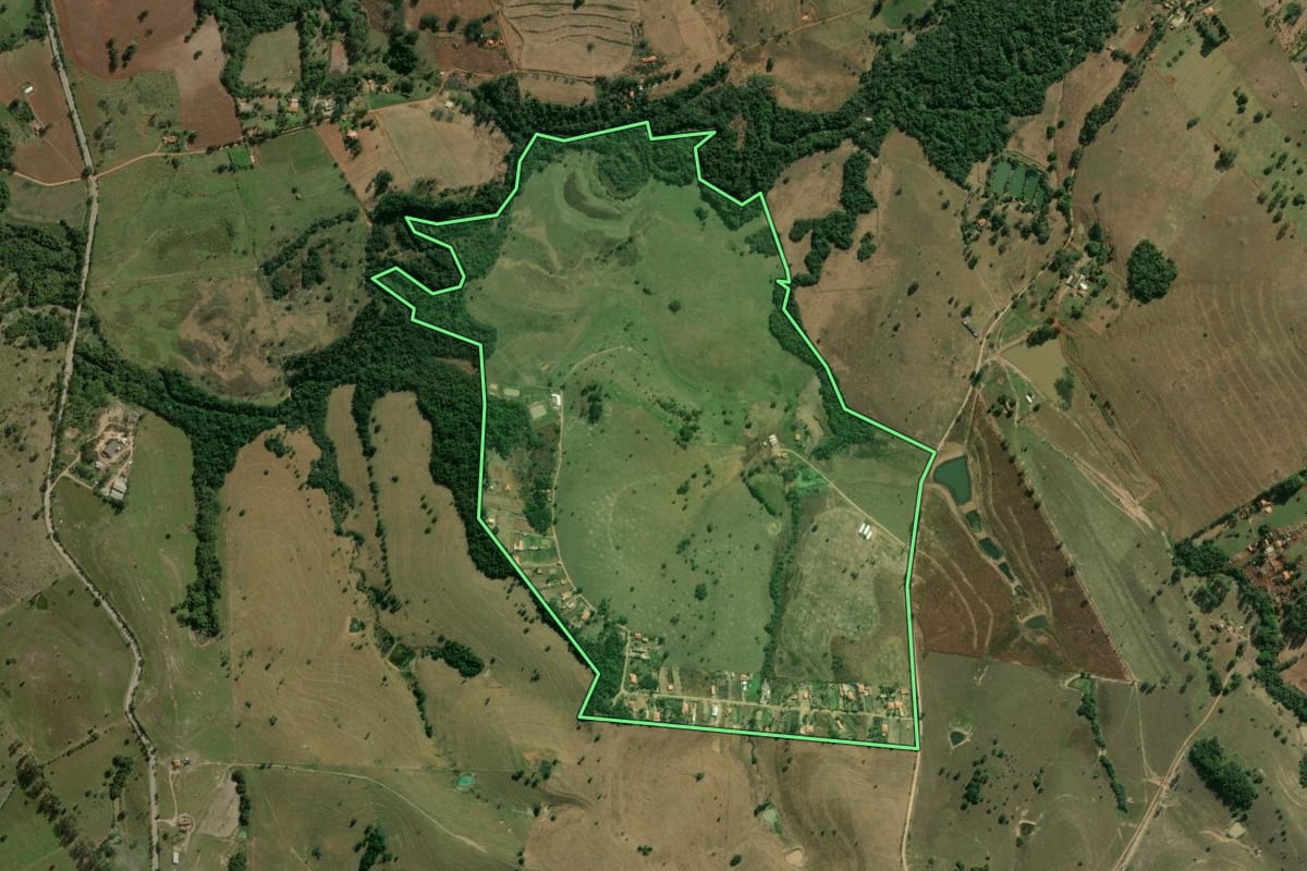 Imagem de satélite do imóvel rural em Angatuba (SP), com o contorno declarado no CAR desenhado por cima.
