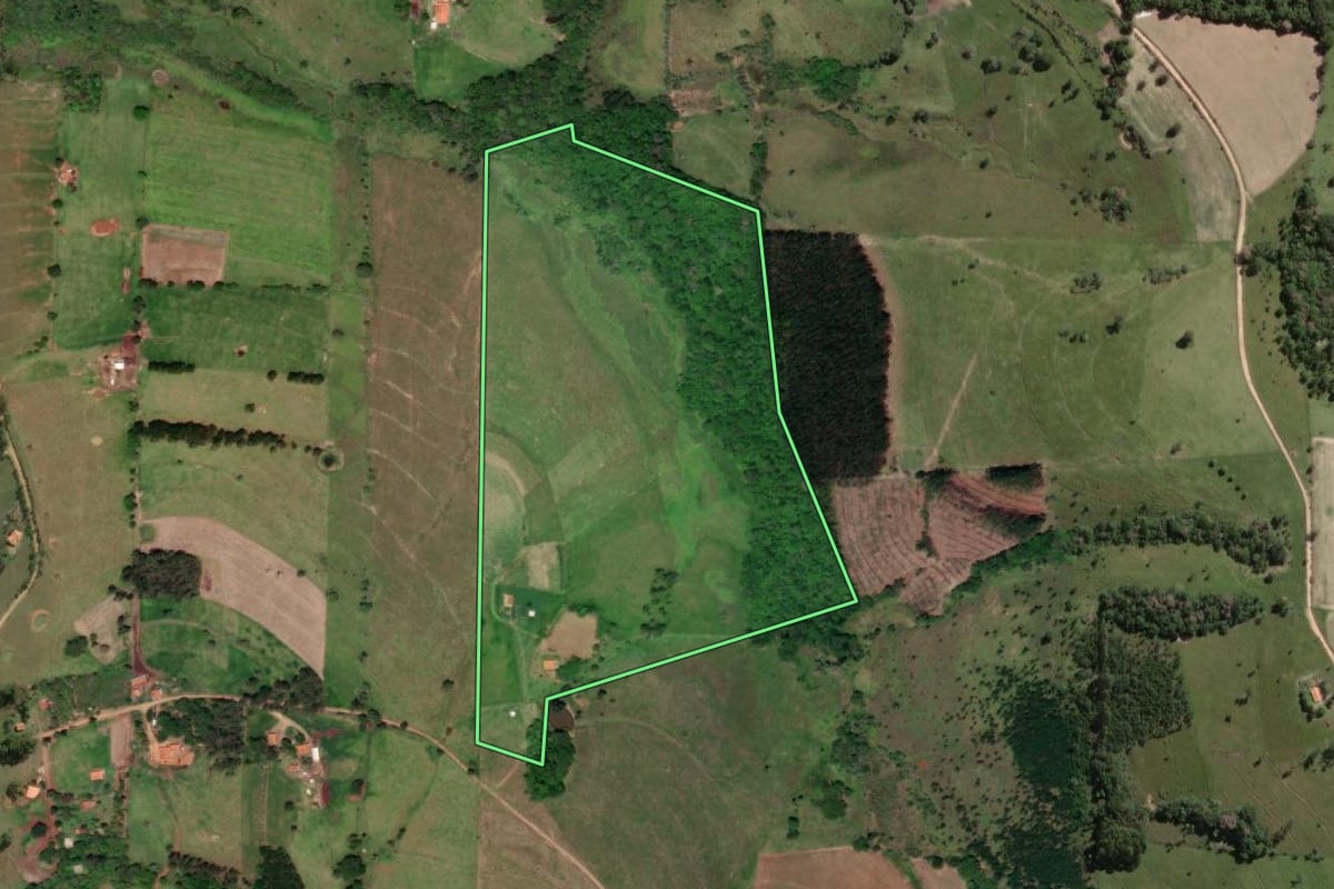 Imagem de satélite do imóvel rural em Angatuba (SP), com o contorno declarado no CAR desenhado por cima.