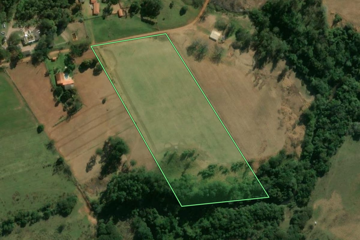 Imagem de satélite do imóvel rural em Angatuba (SP), com o contorno declarado no CAR desenhado por cima.