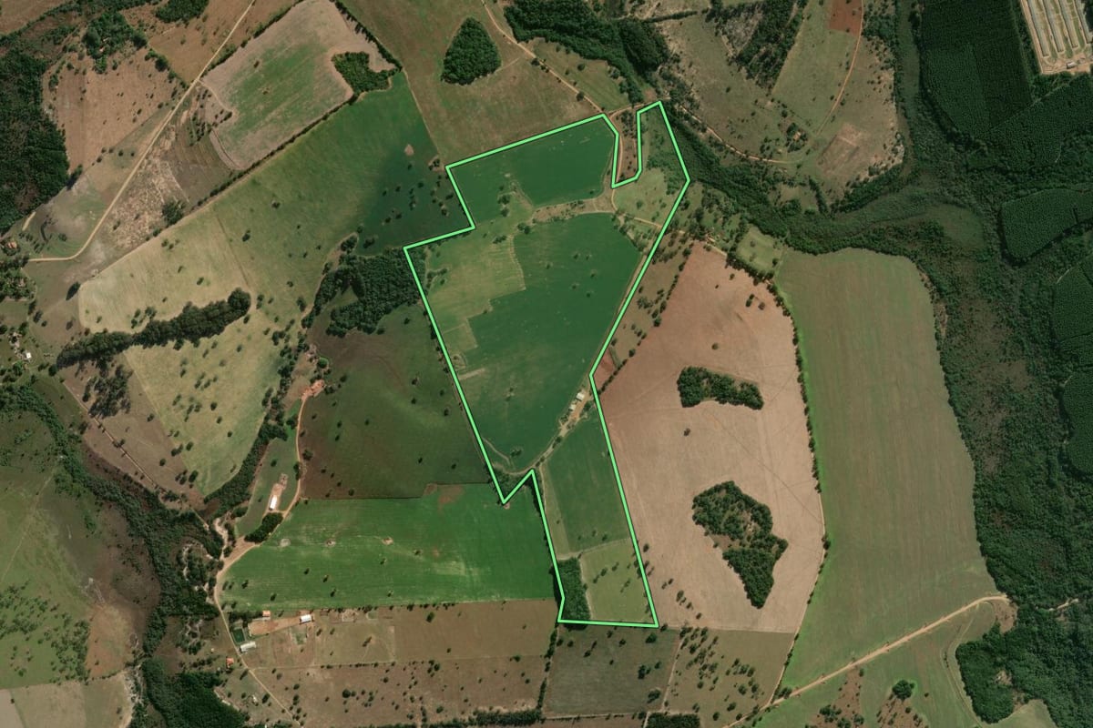 Imagem de satélite do imóvel rural em Angatuba (SP), com o contorno declarado no CAR desenhado por cima.