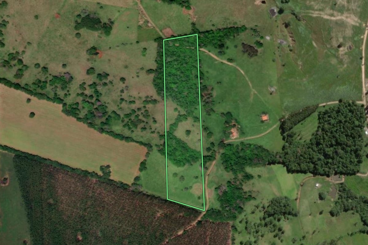 Imagem de satélite do imóvel rural em Angatuba (SP), com o contorno declarado no CAR desenhado por cima.
