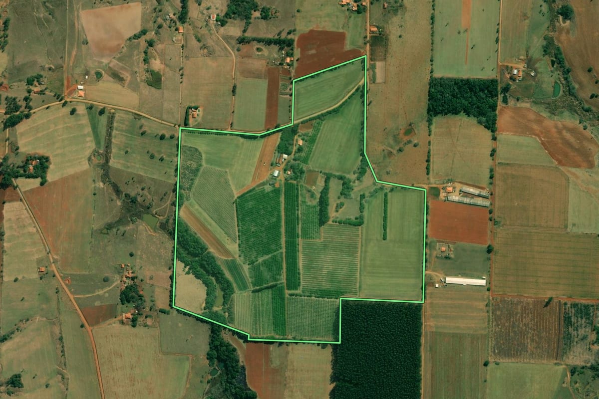 Imagem de satélite do imóvel rural em Angatuba (SP), com o contorno declarado no CAR desenhado por cima.