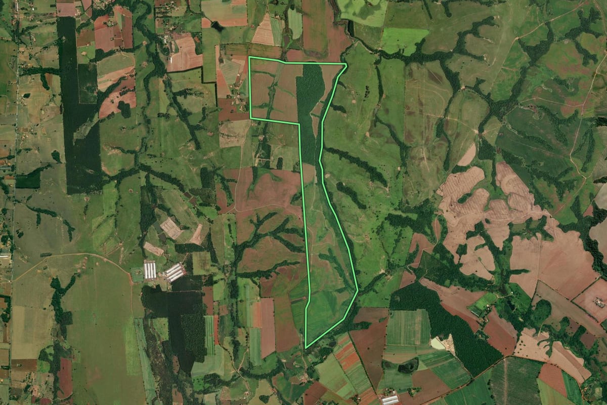 Imagem de satélite do imóvel rural em Angatuba (SP), com o contorno declarado no CAR desenhado por cima.