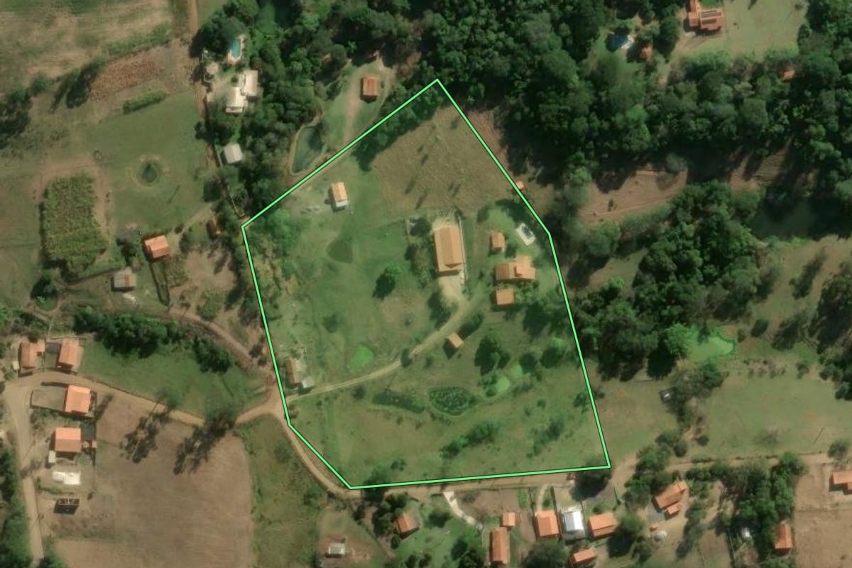 Imagem de satélite do imóvel rural em Angatuba (SP), com o contorno declarado no CAR desenhado por cima.