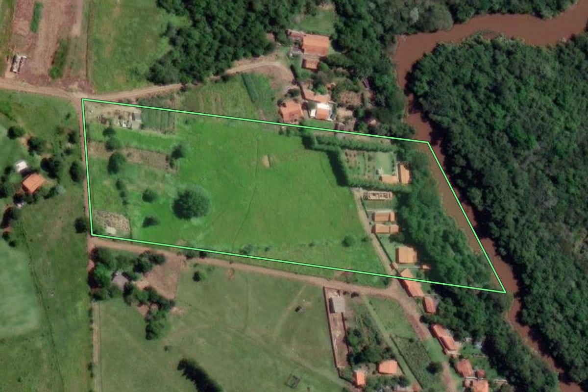 Imagem de satélite do imóvel rural em Angatuba (SP), com o contorno declarado no CAR desenhado por cima.