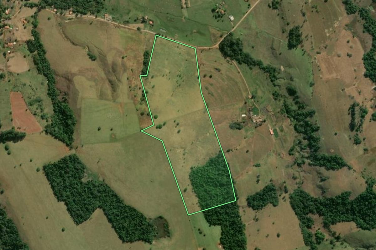 Imagem de satélite do imóvel rural em Angatuba (SP), com o contorno declarado no CAR desenhado por cima.