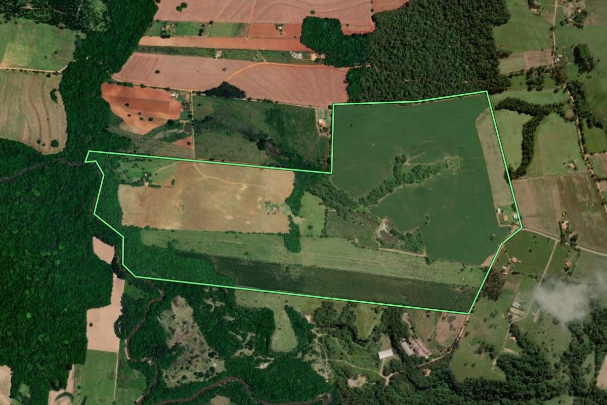 Imagem de satélite do imóvel rural em Angatuba (SP), com o contorno declarado no CAR desenhado por cima.