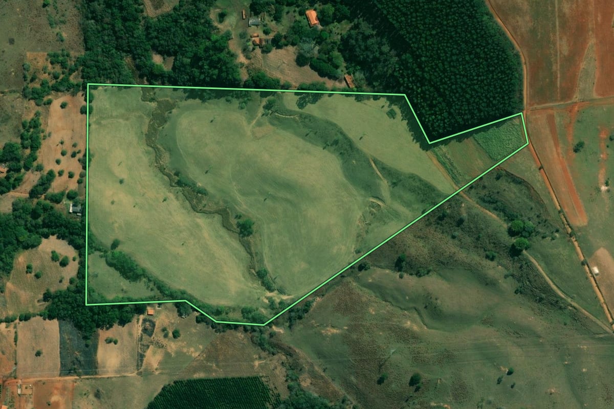 Imagem de satélite do imóvel rural em Angatuba (SP), com o contorno declarado no CAR desenhado por cima.