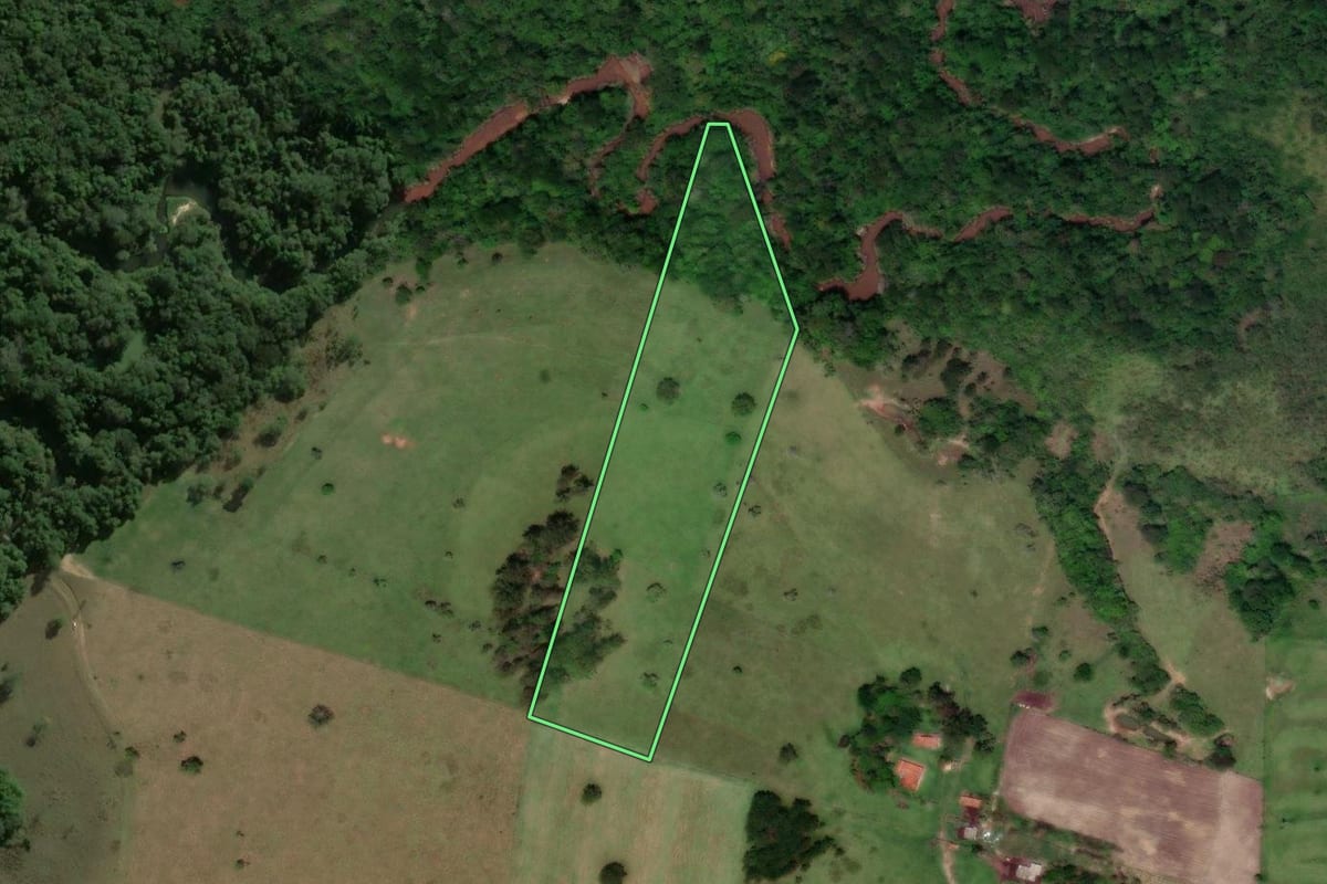 Imagem de satélite do imóvel rural em Angatuba (SP), com o contorno declarado no CAR desenhado por cima.