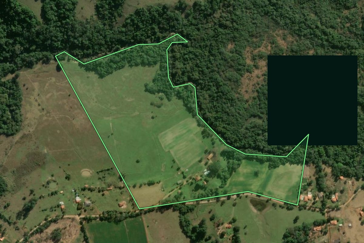 Imagem de satélite do imóvel rural em Angatuba (SP), com o contorno declarado no CAR desenhado por cima.