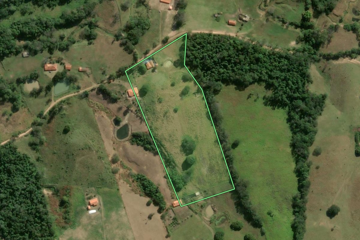 Imagem de satélite do imóvel rural em Angatuba (SP), com o contorno declarado no CAR desenhado por cima.