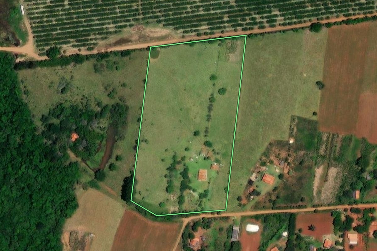 Imagem de satélite do imóvel rural em Angatuba (SP), com o contorno declarado no CAR desenhado por cima.