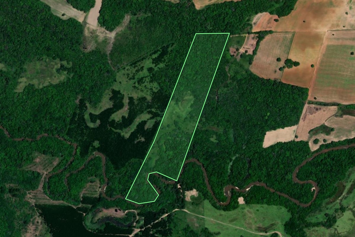 Imagem de satélite do imóvel rural em Angatuba (SP), com o contorno declarado no CAR desenhado por cima.