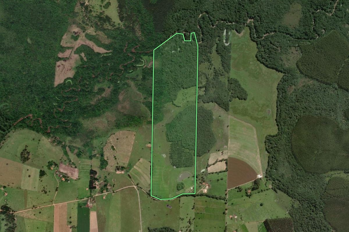 Imagem de satélite do imóvel rural em Angatuba (SP), com o contorno declarado no CAR desenhado por cima.