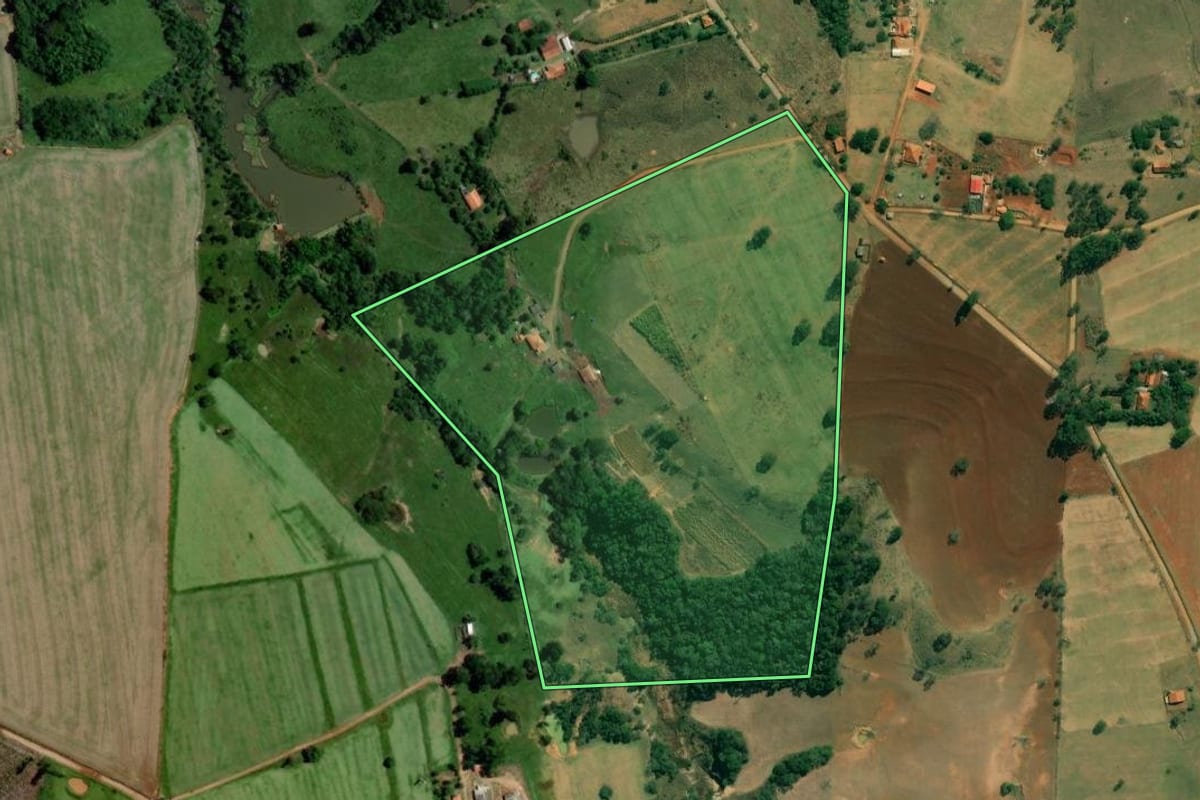 Imagem de satélite do imóvel rural em Angatuba (SP), com o contorno declarado no CAR desenhado por cima.