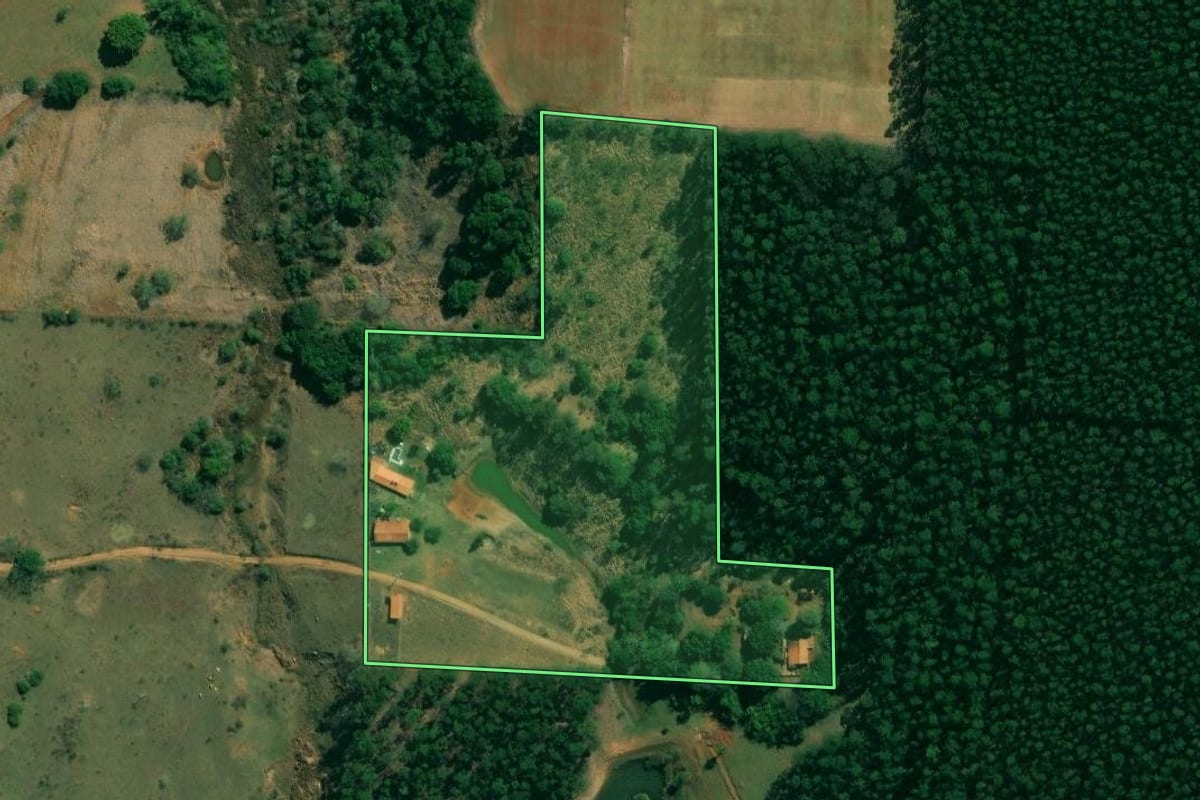 Imagem de satélite do imóvel rural em Angatuba (SP), com o contorno declarado no CAR desenhado por cima.