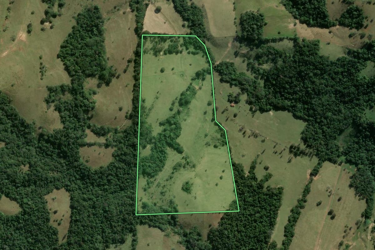 Imagem de satélite do imóvel rural em Angatuba (SP), com o contorno declarado no CAR desenhado por cima.