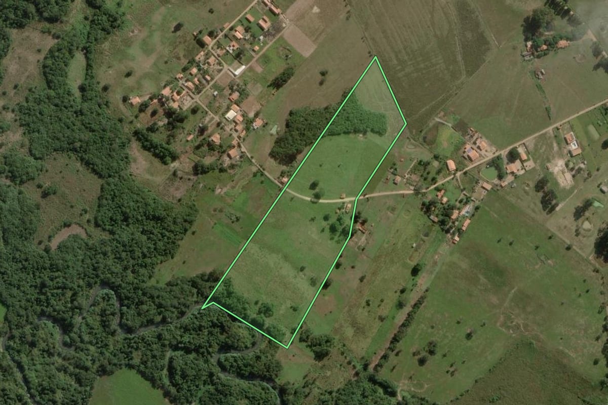 Imagem de satélite do imóvel rural em Angatuba (SP), com o contorno declarado no CAR desenhado por cima.