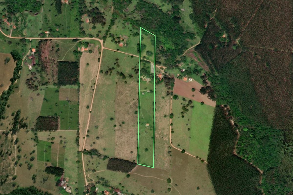 Imagem de satélite do imóvel rural em Angatuba (SP), com o contorno declarado no CAR desenhado por cima.