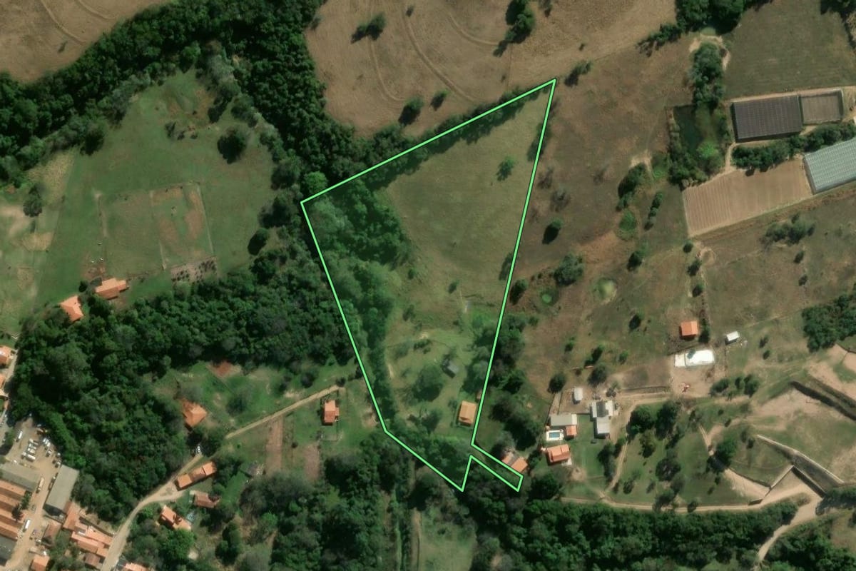Imagem de satélite do imóvel rural em Angatuba (SP), com o contorno declarado no CAR desenhado por cima.