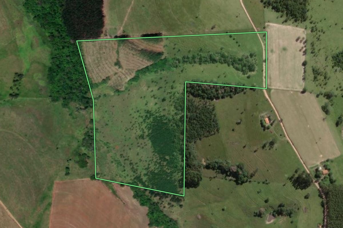 Imagem de satélite do imóvel rural em Angatuba (SP), com o contorno declarado no CAR desenhado por cima.